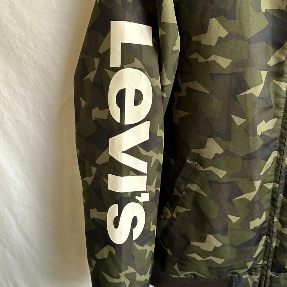 Levi’s camo men’s bomber jacket, size M